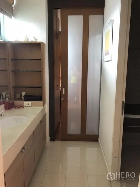 คอนโด ให้เช่าในBang Kho Laem, Bangkok - ห้องน้ำสมัยใหม่ เคาน์เตอร์อ่างล้างหน้า ชั้นวางของ และประตูกระจกฝ้าเลื่อน