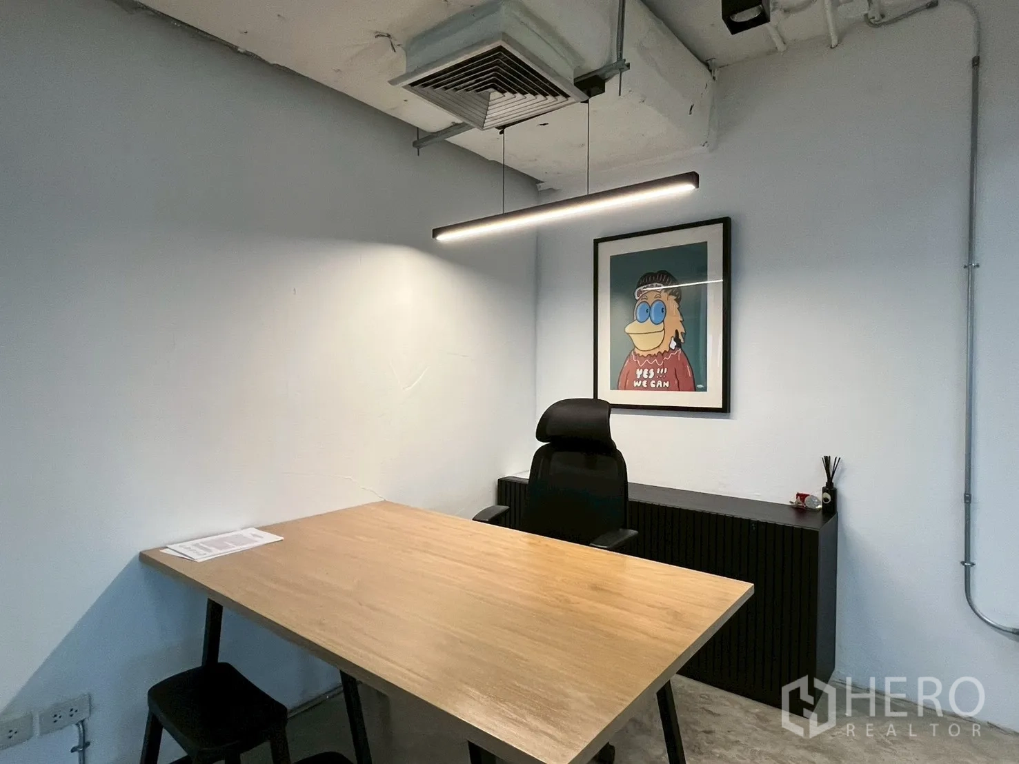 ออฟฟิศ for rent in Watthana, Bangkok - ห้องผู้บริหารพร้อมโต๊ะไม้ เก้าอี้ทำงาน ไฟแขวนแบบมินิมอล และภาพติดผนัง
