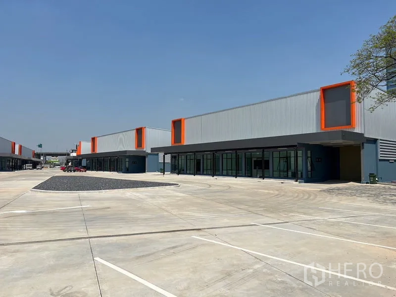 คลังสินค้า ให้เช่าในBang Phli, Samut Prakan - หลายยูนิตโกดังหันหน้าเข้าลานจอดรถกว้าง มีเส้นจอดชัดเจน