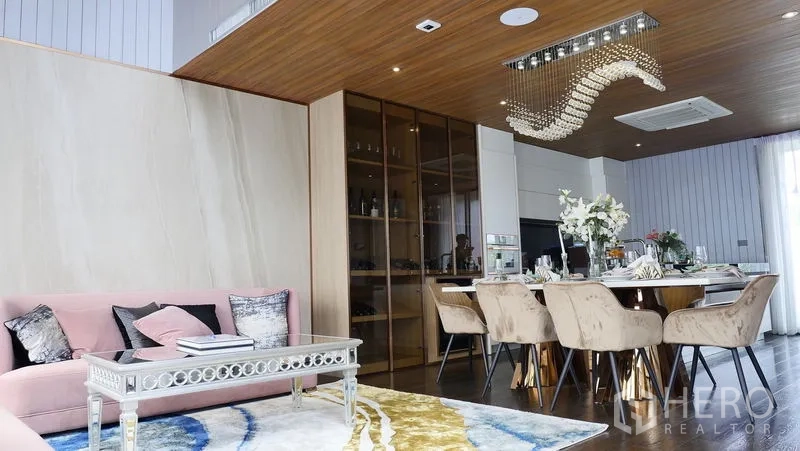 บ้าน ขายในPrawet, Bangkok - ห้องนั่งเล่น‑ทานอาหารหรู โคมระย้า ตู้โชว์ และโซฟาสีชมพู