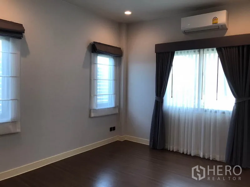 Detached House for rent in Bang Kapi, Bangkok - Spare bedroom or multipurpose room with air-conditioning and curtained windows.