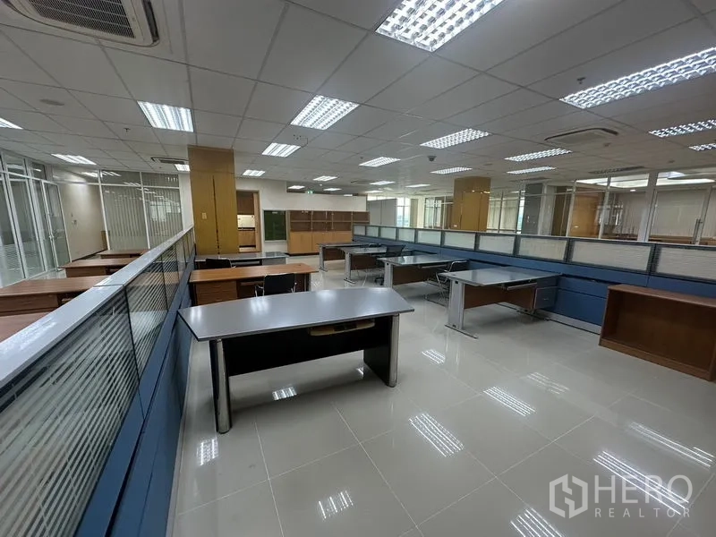 สำนักงาน ให้เช่าในSuan Luang, Bangkok - ออฟฟิศโอเพ่นสเปซ มีโต๊ะทำงานร่วม พาร์ทิชัน และไฟเพดานสว่าง