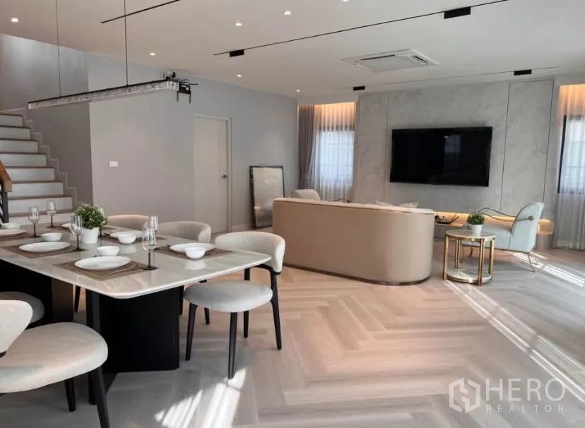独栋房屋 for rent in Bang Phli, Samut Prakan - 餐区望向电视墙与楼梯的开放式空间。