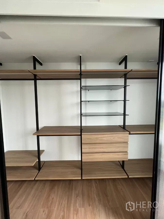 Detached House for rent in Saphan Sung, Bangkok - Open-shelf closet system with wood shelves and a metal frame.