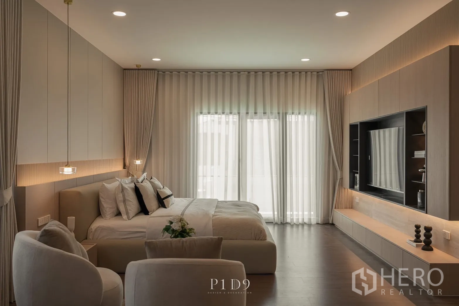 独栋房屋 for rent in Bang Phli, Samut Prakan - 主卧设推拉玻璃门、电视墙与分层窗帘。