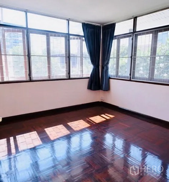 บ้าน ให้เช่าในBang Na, Bangkok - ห้องมุมโปร่งแสงด้วยหน้าต่างรอบด้าน พื้นไม้ขัดเงา