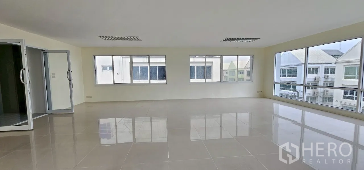 办公空间 出租在Bueng Kum, Bangkok - 户外式安全楼梯，顶部采光天窗与白色墙面。
