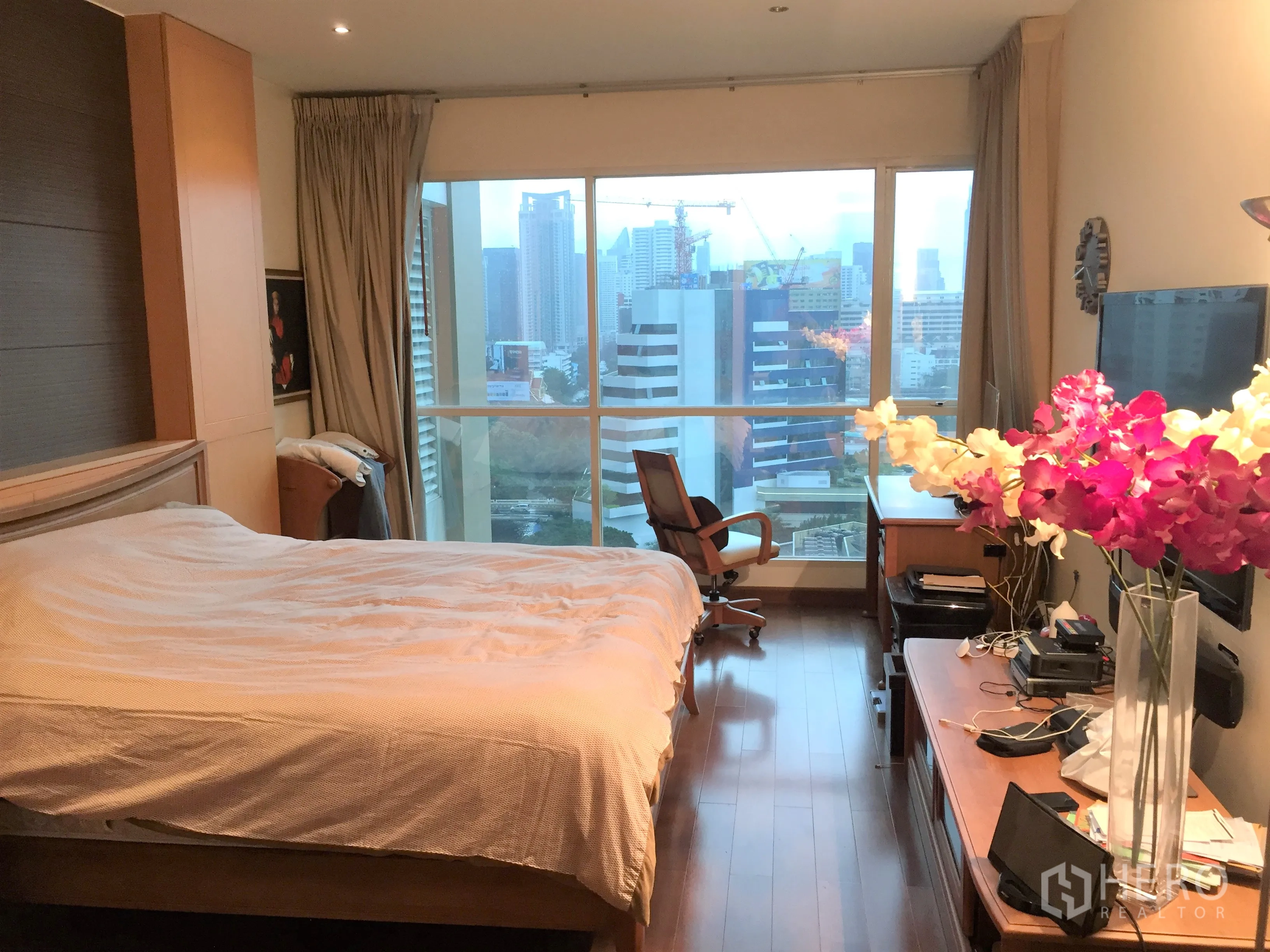 公寓 出售在Pathum Wan, Bangkok - 带落地窗的卧室，俯瞰市中心并设工作区。
