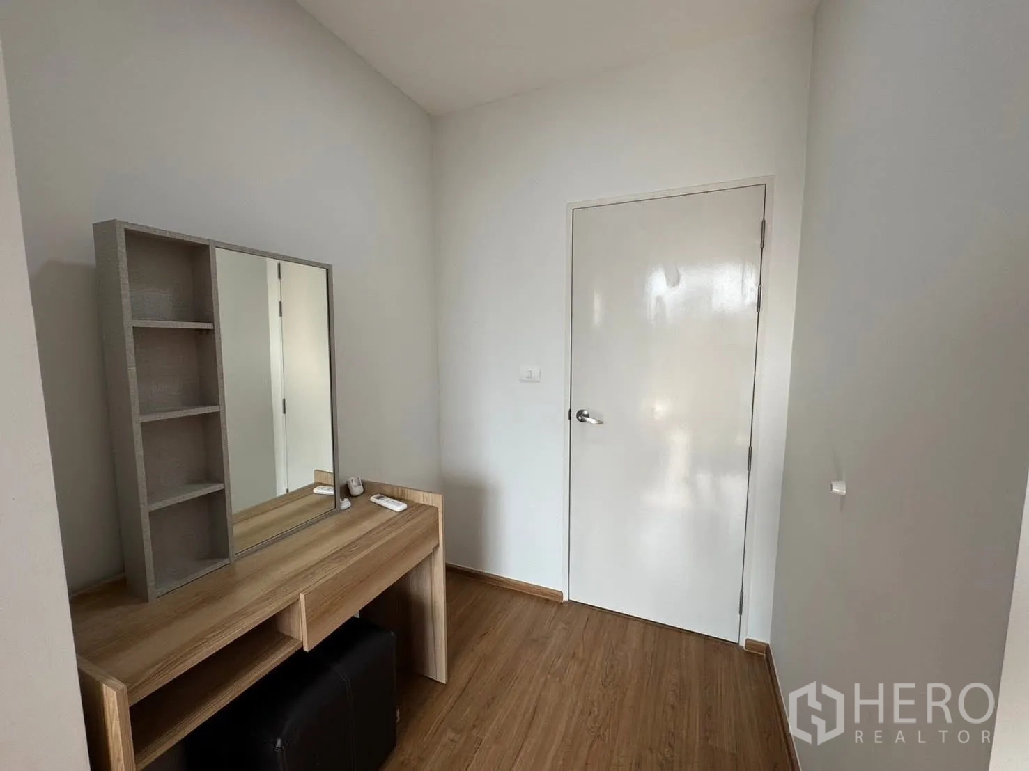 联排别墅 for rent in Bang Phli, Samut Prakan - 更衣角落配木质梳妆台、镜子与收纳架。