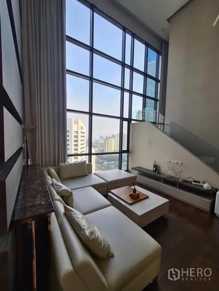公寓 出租或出售在Huai Khwang, Bangkok - 挑高客厅配落地窗，远眺曼谷城市景观。
