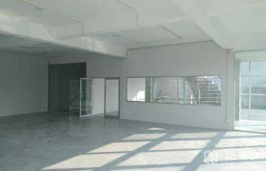 Warehouse for rent or sale in Prawet, Bangkok - Open-plan office floor with windows and a glass door overlooking the atrium.