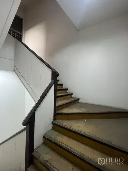 店屋 出租在Samphanthawong, Bangkok - 店屋内部木楼梯，深色扶手。