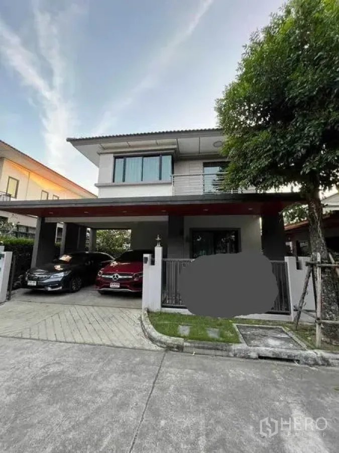 บ้าน ขายในBang Phli, Samut Prakan - หน้าบ้านสไตล์โมเดิร์น 2 ชั้น มีกำแพงรั้วและโรงจอดรถมีหลังคาสำหรับ 2 คัน