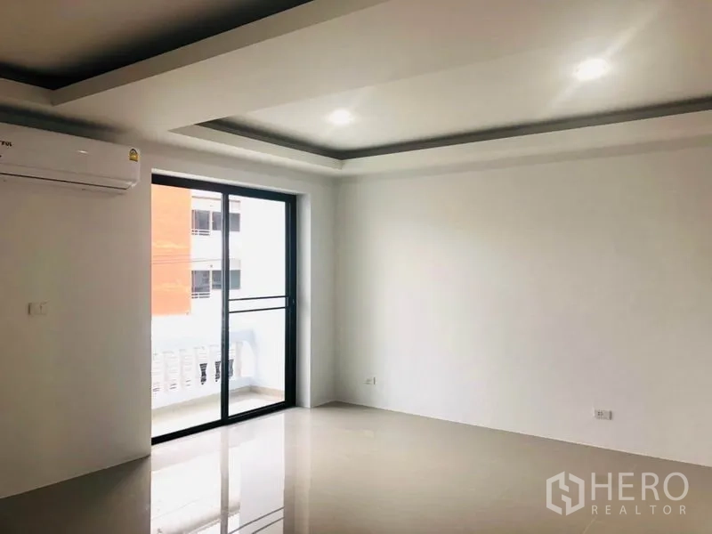 带办公室的家 出租在Khlong Toei, Bangkok - 大房间或办公区，吊顶，推拉门通阳台，配空调。