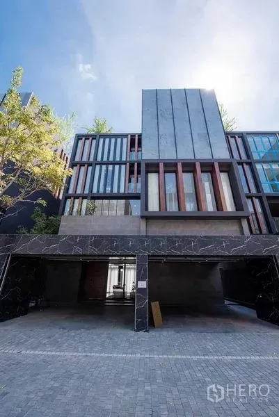 独立式住宅 出售在Prawet, Bangkok - 临街视角，双车位车棚与高挑竖窗。