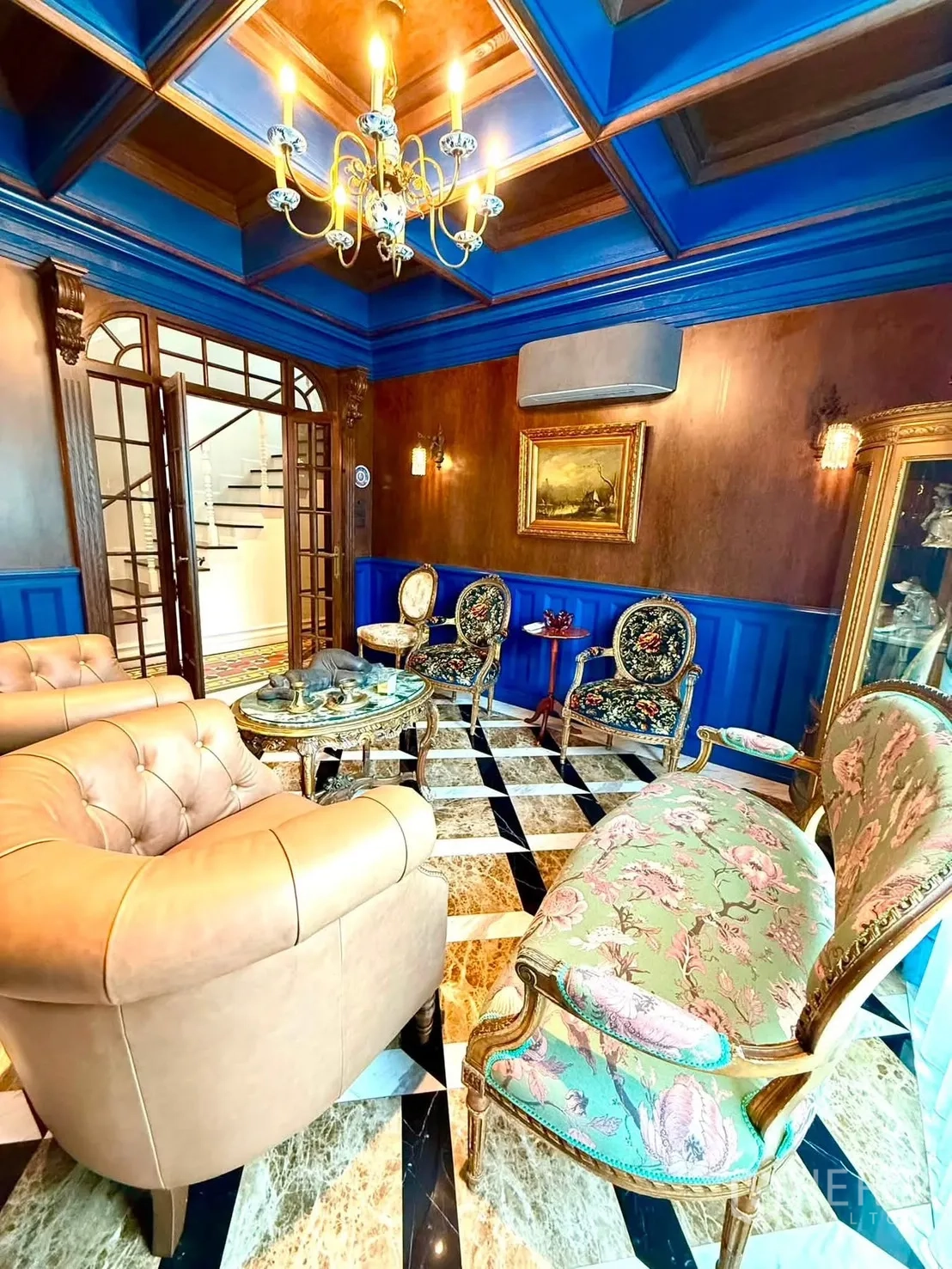 Detached House for rent in Bang Kapi, Bangkok - Formal sitting room with blue coffered ceiling and classic armchairs.
