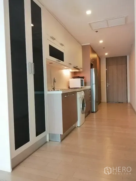 คอนโด ให้เช่าในWatthana, Bangkok - ครัวแนวระนาบตามทางเดิน พร้อมตู้เก็บของ อ่างล้างจาน ไมโครเวฟ ตู้เย็น และเครื่องซักผ้า.