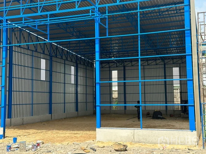 คลังสินค้า ให้เช่าในWang Thonglang, Bangkok - โกดังสร้างใหม่ โครงเหล็กสีน้ำเงิน หลังคาทรงจั่วสูง ผนังเมทัลชีท บนฐานคอนกรีต