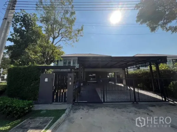 独立式住宅 出租或出售在Bang Phli, Samut Prakan - 独栋住宅外立面，带电动门与宽敞有顶车棚。