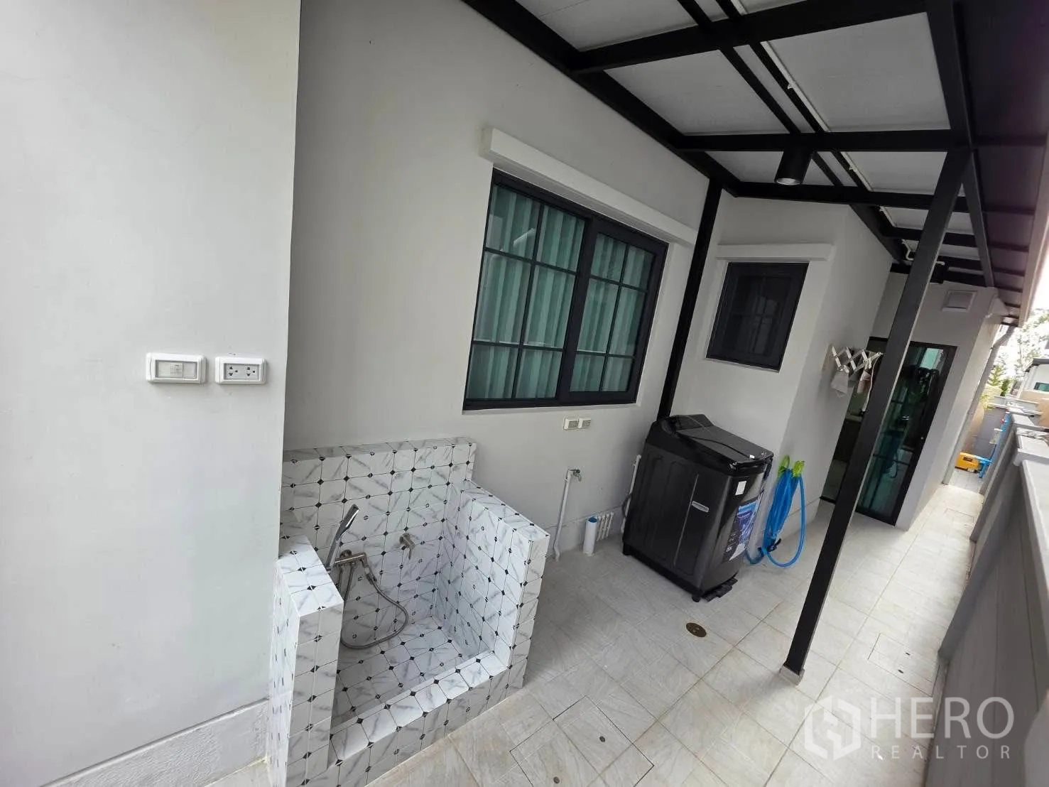 独栋房屋 for rent or sale in Bang Phli, Samut Prakan - 带顶后勤区，设有多功能水槽、洗衣机与窗户。