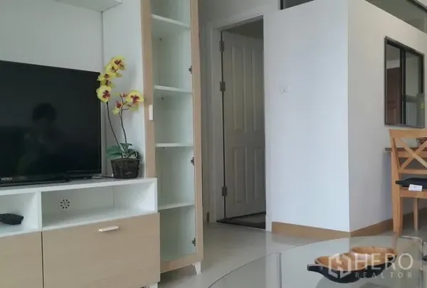 公寓 出租在Watthana, Bangkok - 极简风电视柜与开放式置物架，临近走廊。