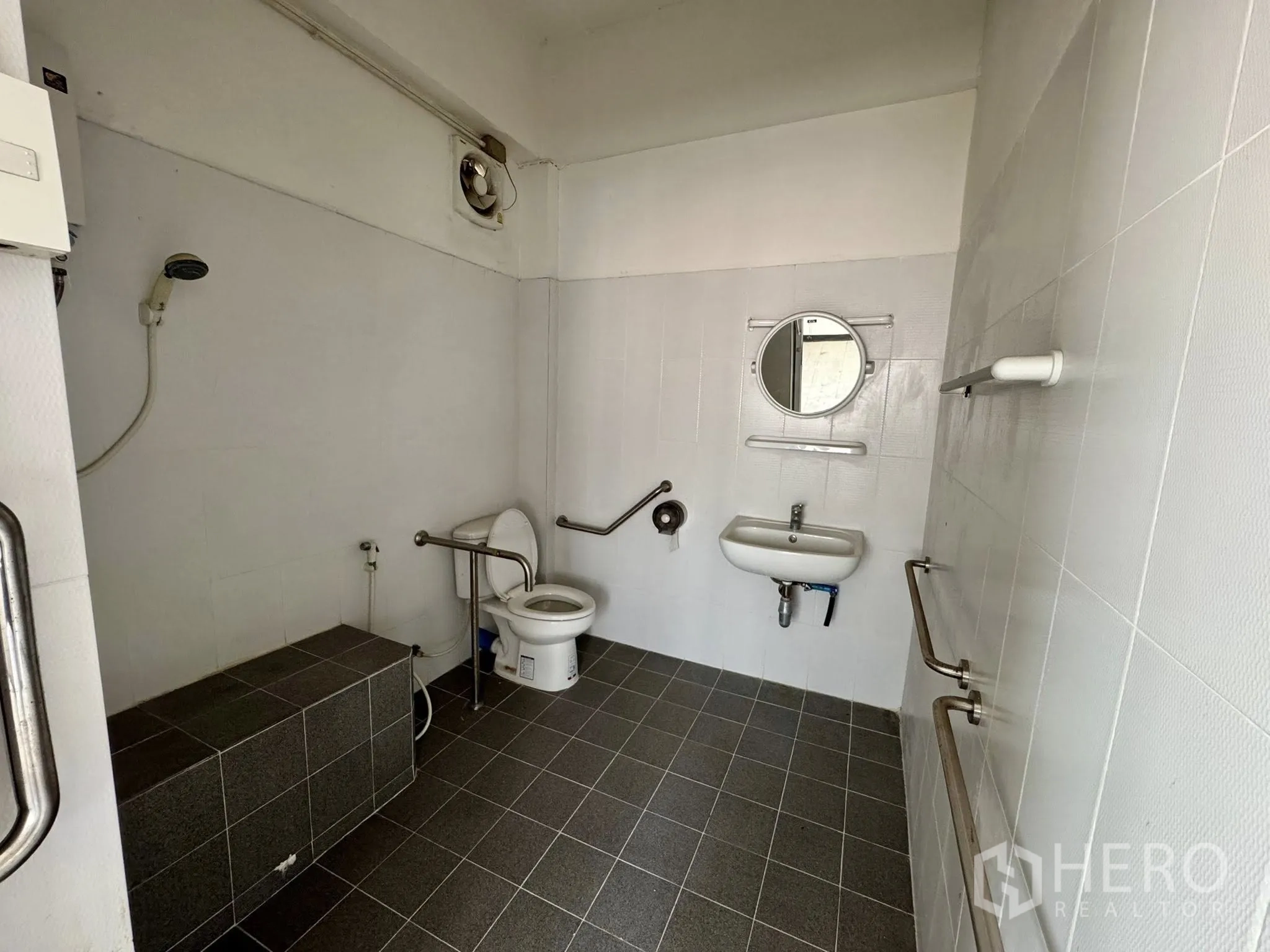 คลังสินค้า for rent in Mueang Samut Sakhon, Samut Sakhon - ห้องน้ำผู้สูงอายุ/ผู้พิการ มีราวจับ ฝักบัว พื้นกระเบื้องเทา