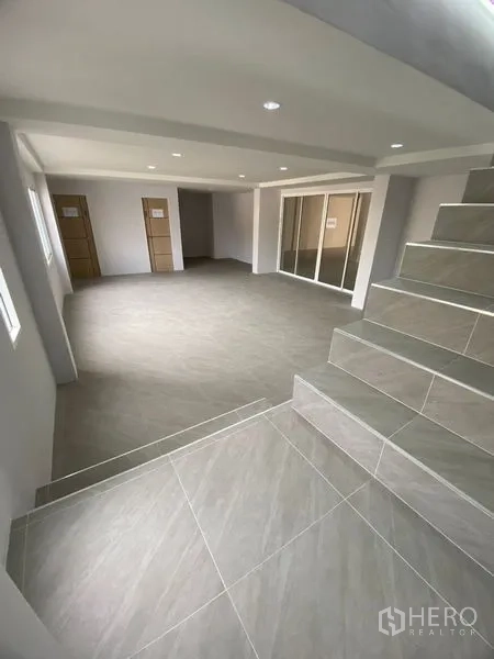 带办公室的家 出租或出售在Suan Luang, Bangkok - 从楼梯望向宽敞办公区，带玻璃隔断与自然采光。