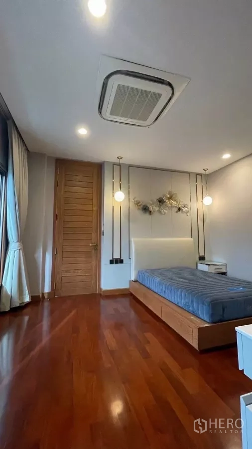 บ้าน ให้เช่าในPrawet, Bangkok - ห้องนอนแขก เตียง โคมแขวน และม่านระเบียง