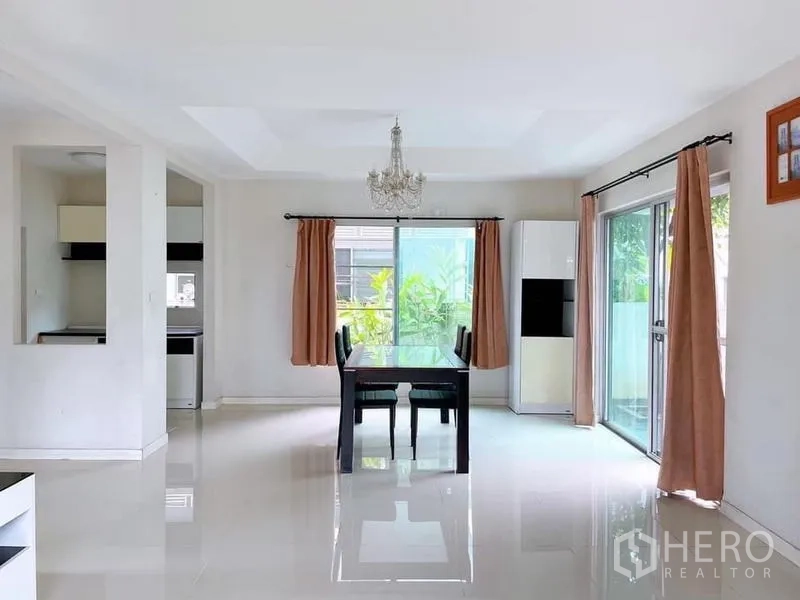 บ้าน ให้เช่าในBang Na, Bangkok - พื้นที่ทานอาหารมีประตูกระจกสองด้านมองเห็นสวน พื้นกระเบื้องเงา