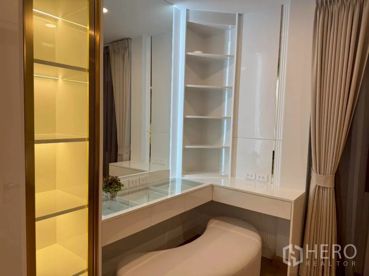 บ้าน ให้เช่าในBang Phli, Samut Prakan - ตู้โชว์ไฟส่องข้างโต๊ะเครื่องแป้ง ชั้นกระจกและไฟ LED โทนอุ่น