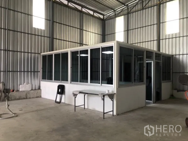 仓库 for rent in Wang Thonglang, Bangkok - 仓库内的玻璃隔断办公室，配有桌椅。