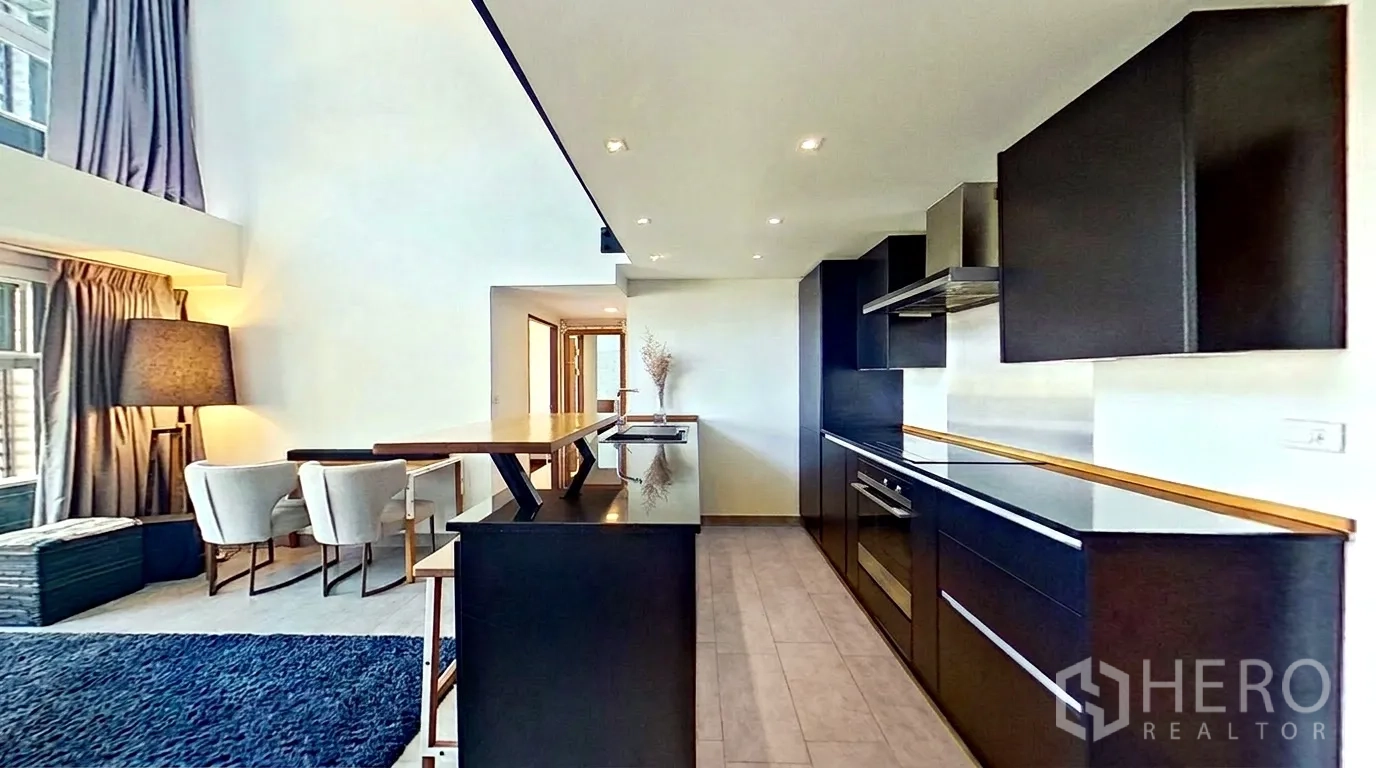 คอนโด for rent in Watthana, Bangkok - ครัวเรียบหรูมีไอส์แลนด์ติดกับห้องนั่งเล่นและชุดรับประทานอาหาร