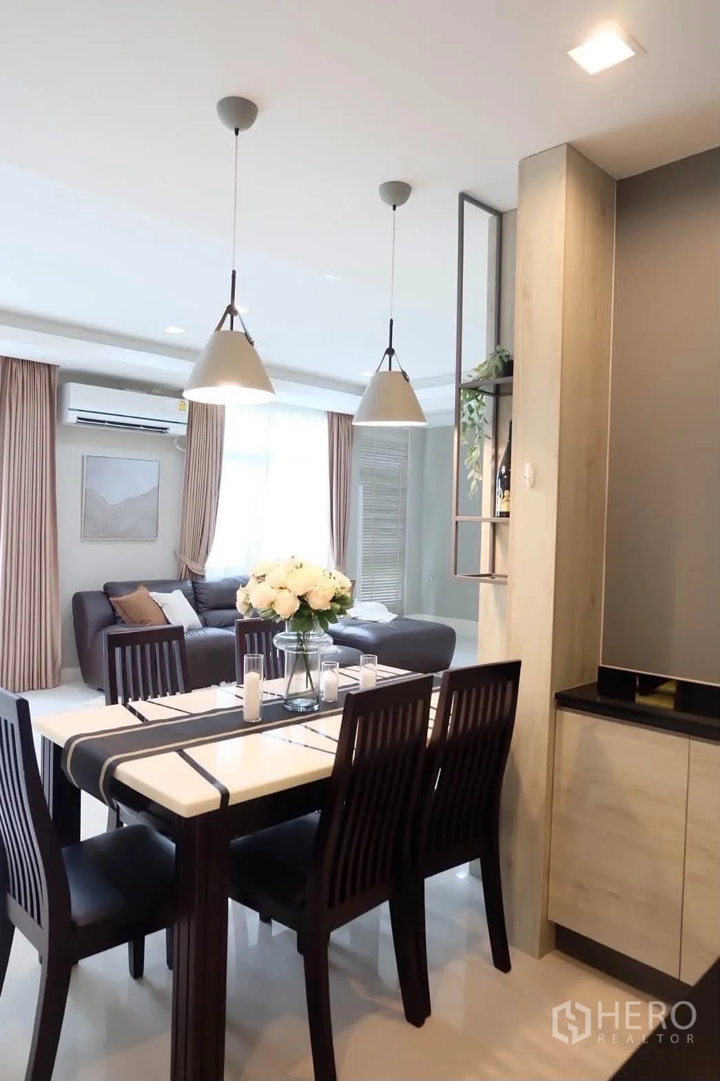 บ้านเดี่ยว for rent in Bang Phli, Samut Prakan - โต๊ะทานอาหารหกที่นั่ง ใต้โคมแขวน มองเห็นห้องนั่งเล่น