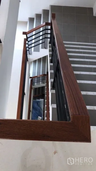 货栈 出租或出售在Nong Chok, Bangkok - 室内楼梯，木质扶手与灰色台阶。