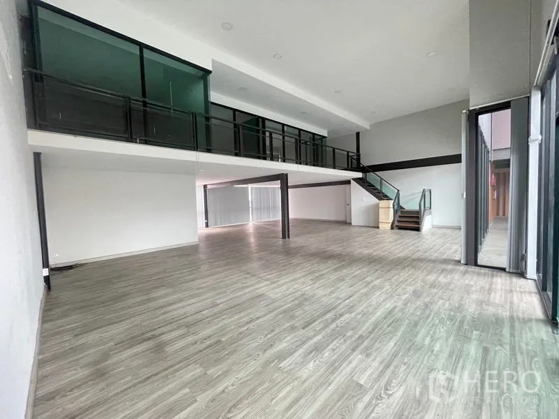 办公空间 出租在Bang Na, Bangkok - 阁楼风办公室，通透的挑高空间与夹层一览。