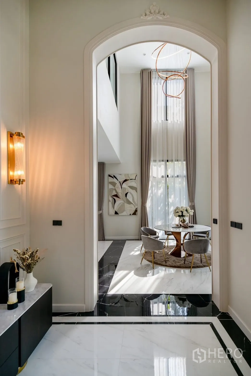 Detached House for rent or sale in Saphan Sung, Bangkok - Double-height arched hallway with a designer chandelier.
