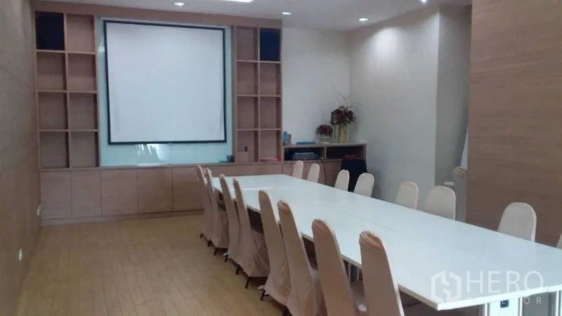 สำนักงาน ให้เช่าในPhra Khanong, Bangkok - ห้องประชุมมีตู้บิวท์อิน หน้าจอโปรเจ็กเตอร์ และไฟดาวน์ไลท์