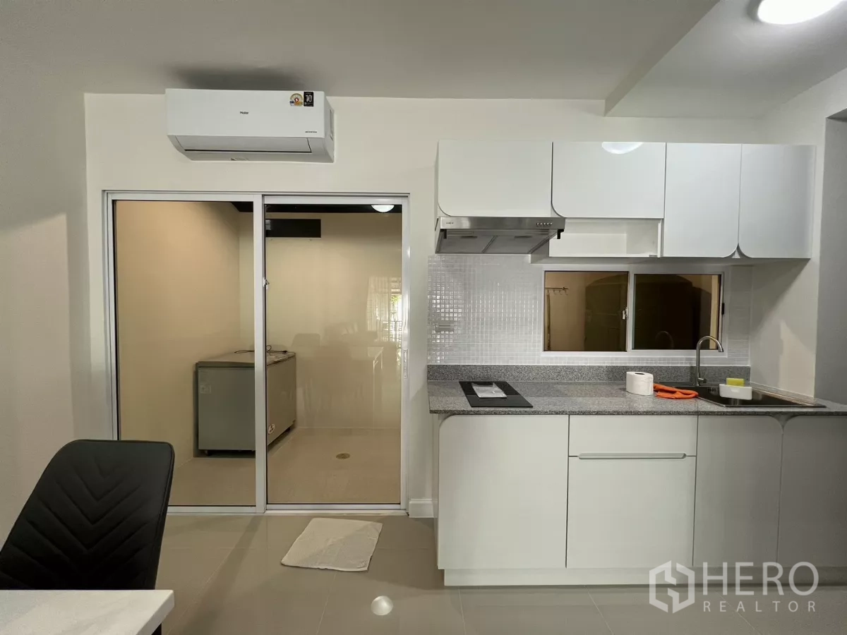 Townhouse for rent in Bang Kapi, Bangkok - Kitchen with sliding glass door to utility area.