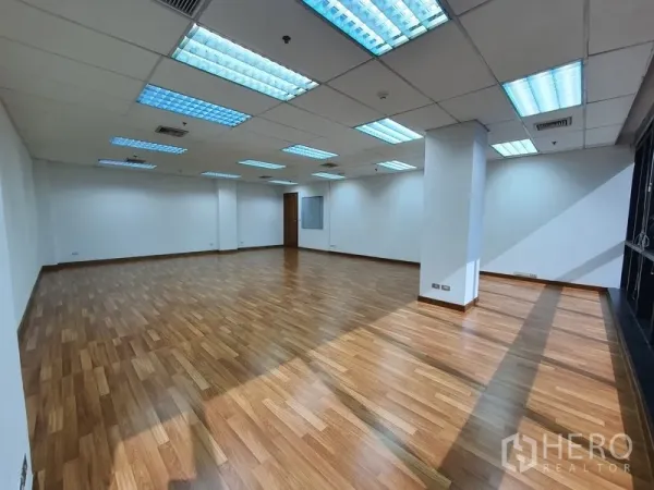 办公空间 出租在Watthana, Bangkok - 明亮转角工作区，立柱与大面积玻璃，自然采光充足。