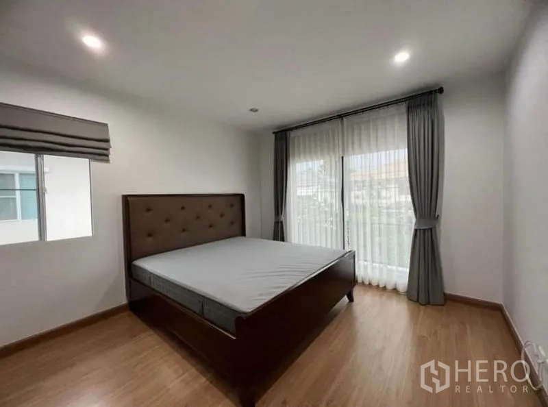 บ้าน ให้เช่าในSuan Luang, Bangkok - ห้องนอนหลักอีกมุม พร้อมหน้าต่างบานใหญ่และผ้าม่านสีเทา