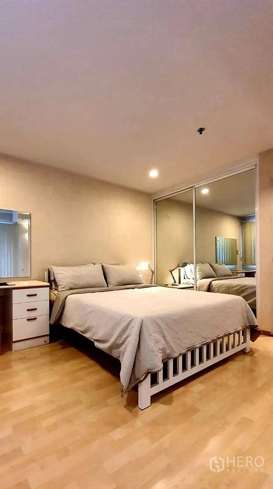 公寓 for rent in Khlong Toei, Bangkok - 主卧配双人床、镜面推拉衣柜和床头柜。