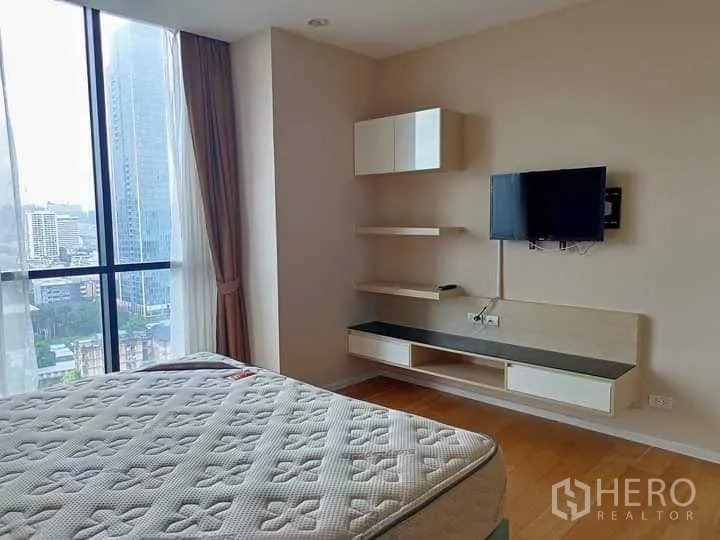 公寓 出租在Watthana, Bangkok - 紧凑厨房与用餐区，配微波炉、冰箱，并与客厅相连。