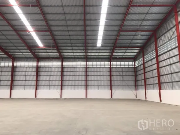 คลังสินค้า ให้เช่าในPak Kret, Nonthaburi - ช่องโกดังเพดานสูง ไฟเส้นยาว พร้อมบานระบายอากาศ