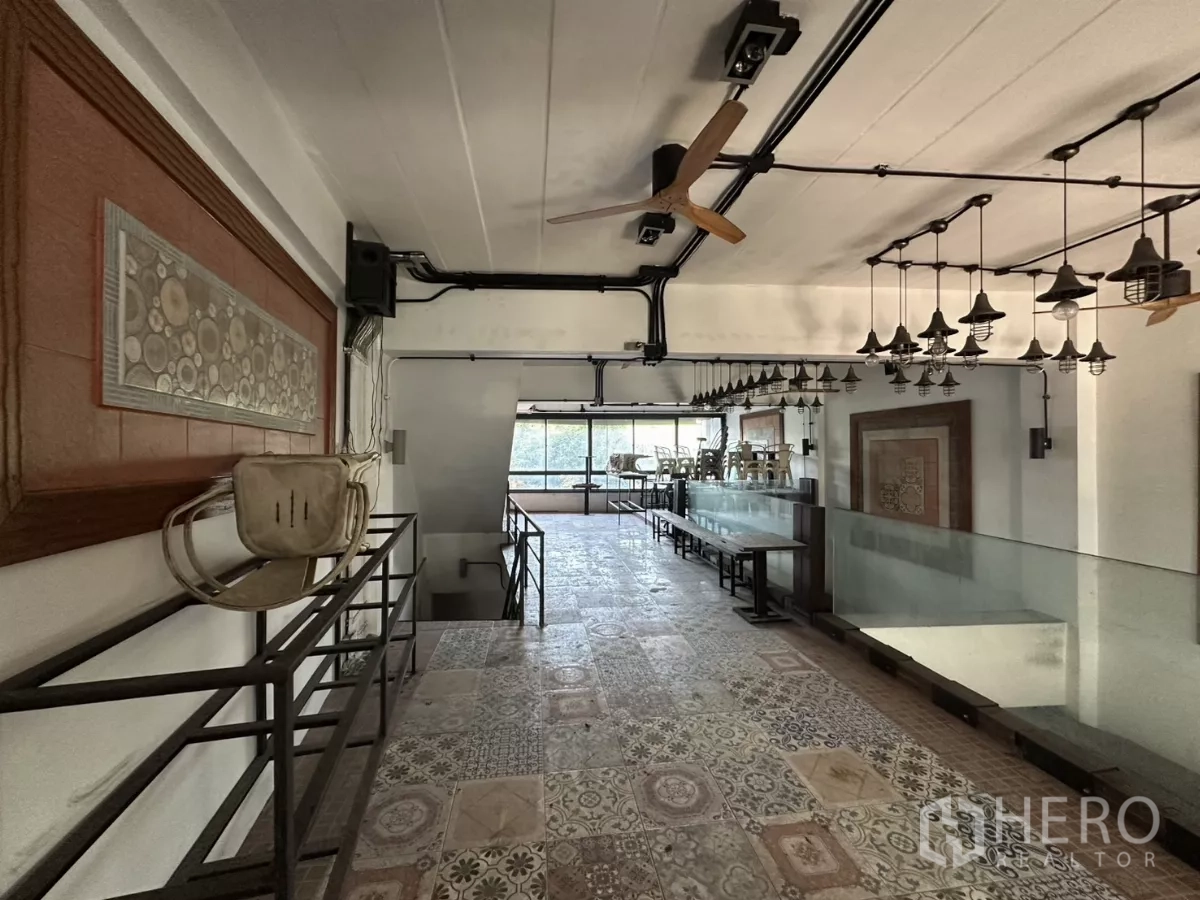 อาคารพาณิชย์ ให้เช่าในBang Na, Bangkok - ชั้นรับประทานอาหารปูพื้นกระเบื้องลายแพตเทิร์น ม้านั่งยาว และพัดลมเพดาน
