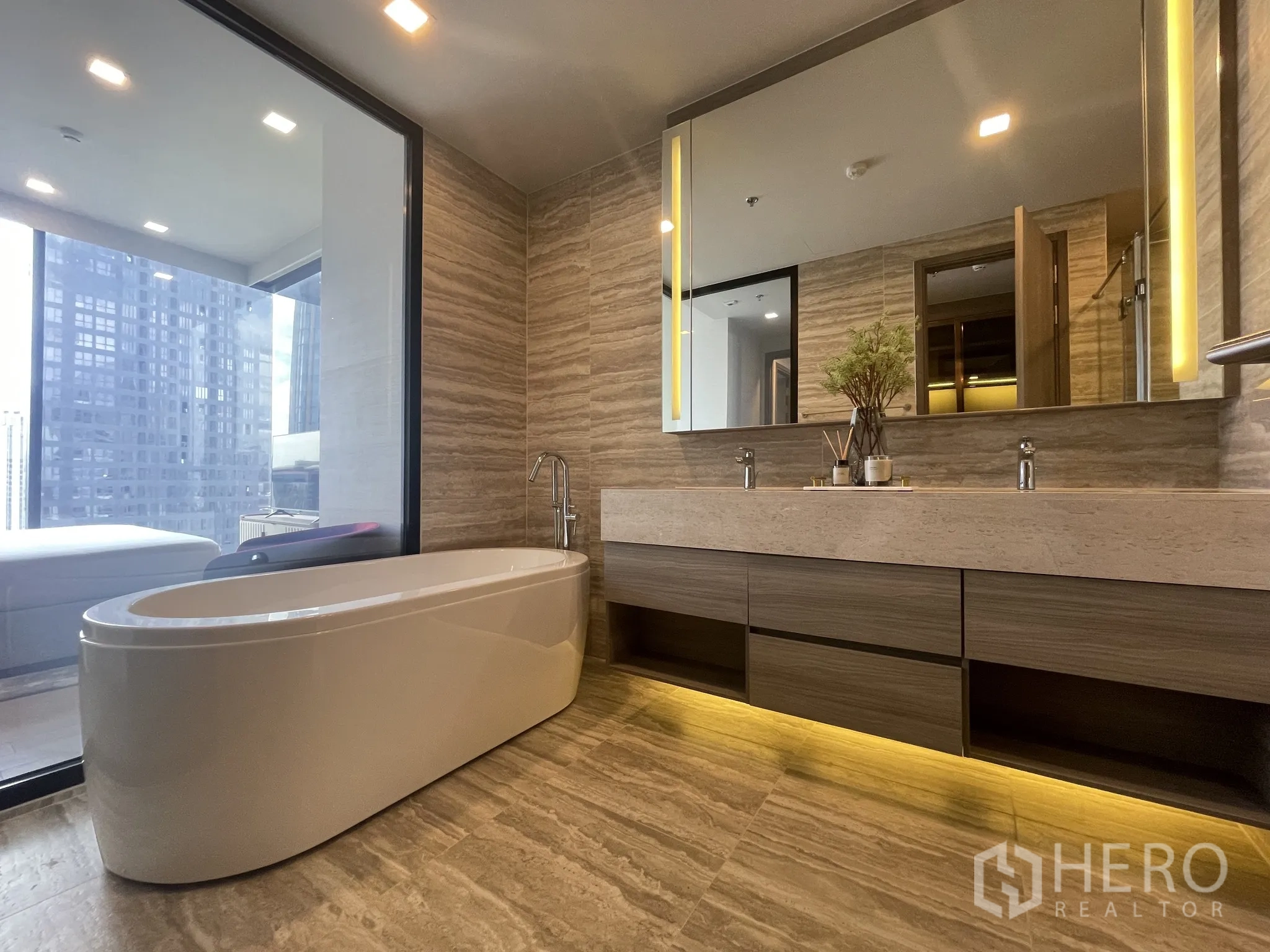 公寓 for rent in Watthana, Bangkok - 豪华浴室配独立浴缸与双台盆，对窗而设。