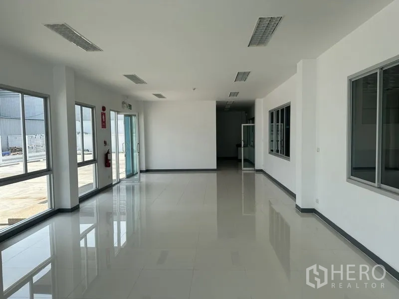 โรงงาน ให้เช่าในBang Sao Thong, Samut Prakan - โถงออฟฟิศชั้นล่าง ประตูบานเลื่อนกระจก และหน้าต่างบานใหญ่รอบด้าน.