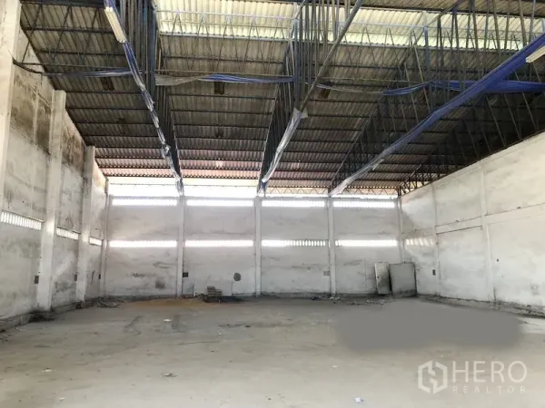 货栈 出租在Bang Phli, Samut Prakan - 仓库内部，高挑钢结构屋顶与通风带，混凝土地面。