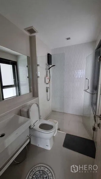 公寓 出售在Pathum Wan, Bangkok - 现代浴室，玻璃淋浴间、盥洗台与窗户