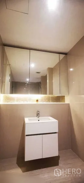 คอนโด ให้เช่าในWatthana, Bangkok - ห้องน้ำโมเดิร์นปูกระเบื้องเงา กระจกบานใหญ่และตู้ซิงก์สีขาว