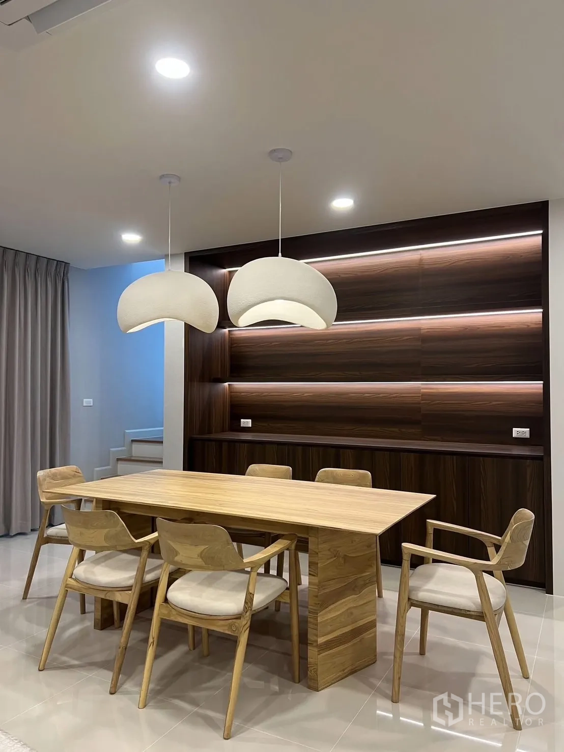 บ้าน ให้เช่าในBang Phli, Samut Prakan - ห้องทานอาหารโต๊ะไม้ 6 ที่นั่ง กับโคมไฟดีไซน์